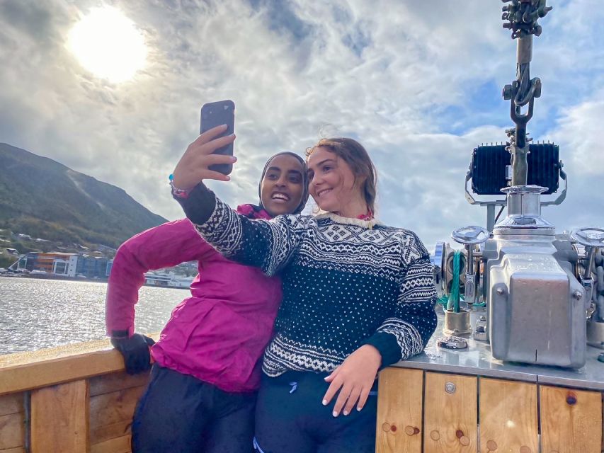 1 Hour Photo & History Cruise - Onboard comfort that actually helps in cold wind