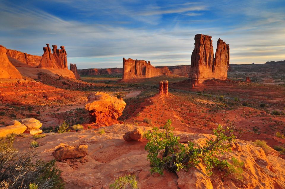 Arches National Park: Sunset Pavement Van Tour - Delicate Arch Overlook at sunset: how the guide makes timing work
