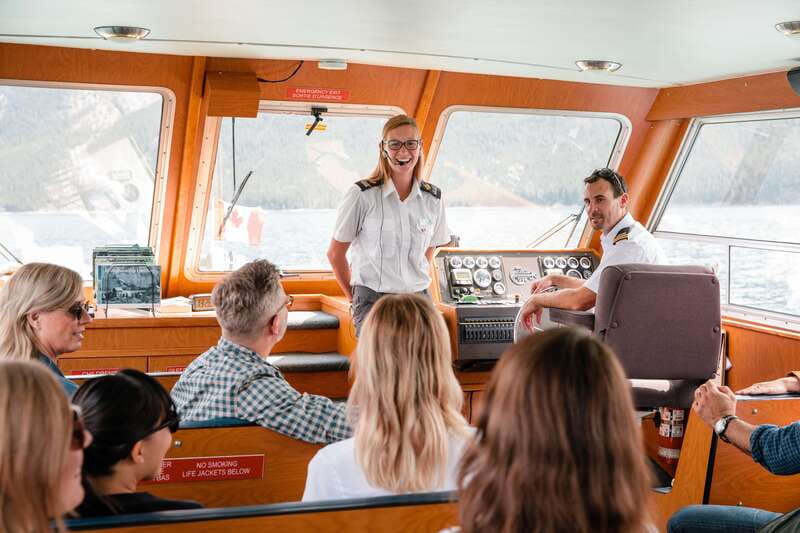 Banff: Lake Minnewanka Cruise - Board the boat and settle in: what the first minutes feel like