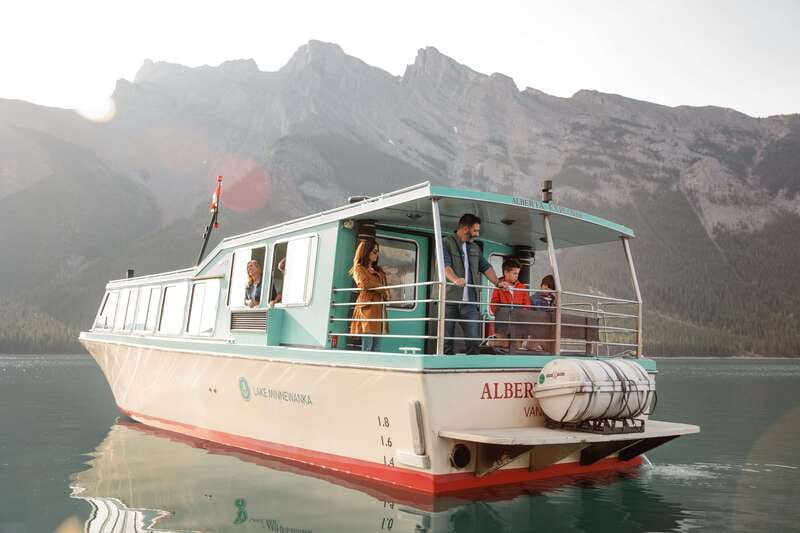 Banff: Lake Minnewanka Cruise - Guide and captain energy: the duo that makes the hour fly