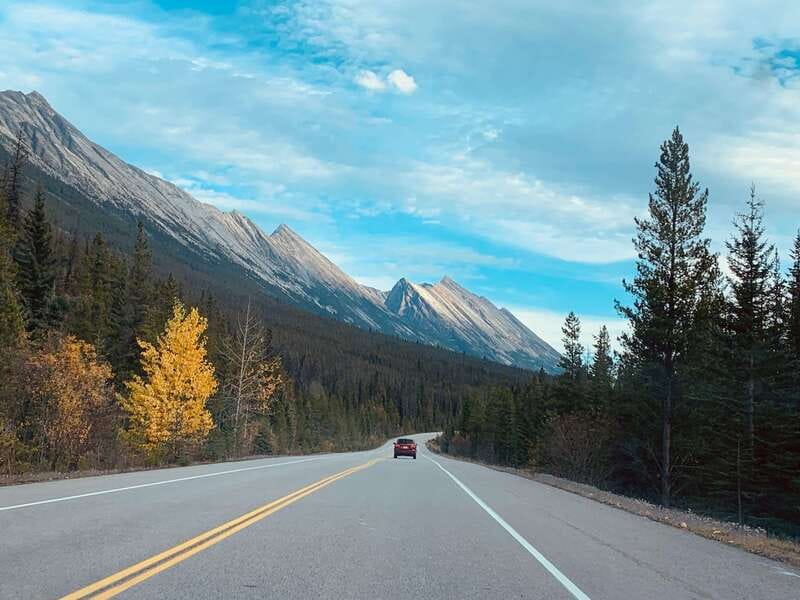 Calgary: 3-Day Lake Louise, Moraine, Emerald, Yoho, Icefield - Day 2: Johnston Canyon, Banff Town, Surprise Corner, and Sulphur Mountain or Cave and Basin