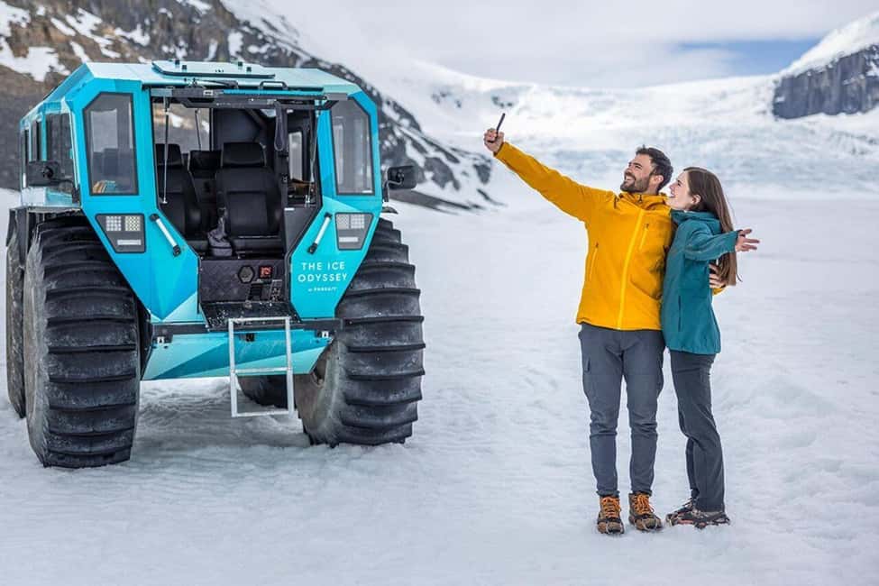 Calgary: Icefield Adventure, Skywalk and three Glaciers Tour - The Columbia Icefield moment: Athabasca Glacier and the Discovery Centre