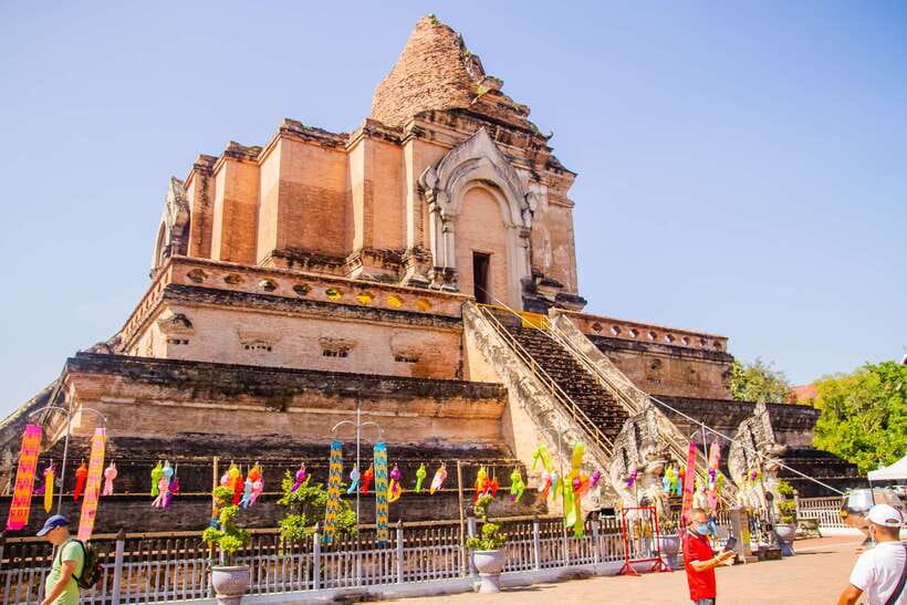 Chiang Mai: 3 Hour Old City and Temples Guided Walking Tour - Wat Phra Singh: Mosaic Sanctuary, Lion Buddha, and Gilded Pagodas at Golden Hour Pace