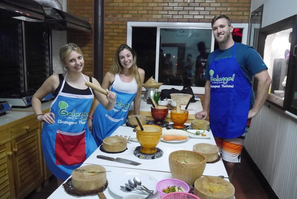 Chiang Mai: Evening Cooking Class and Local Market Visit - Organic garden stroll: herbs and vegetables with context