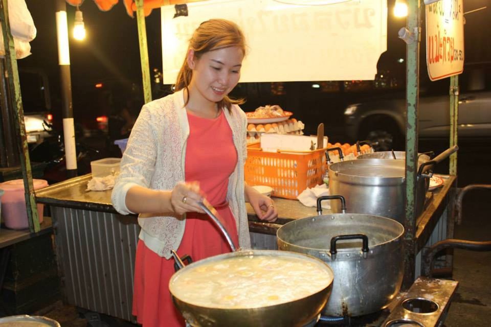 Chiang Mai: Evening Local Street Food Market Tour - Hotel Pickup and Small-Group Comfort in Chiang Mai Evenings
