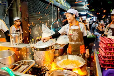 Chiang Mai: Evening Sightseeing and Local Food Guided Tour - Chiang Mai Gate Market: Snacks First, No Waiting Around