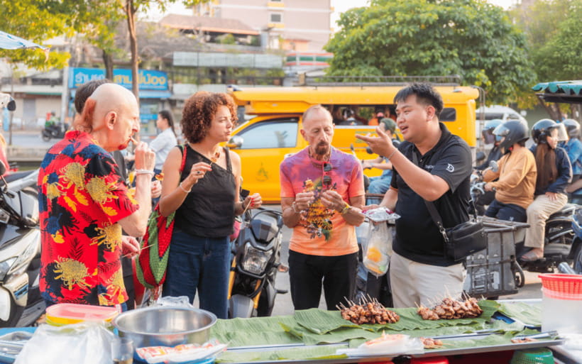 Chiang Mai: Evening Sightseeing and Local Food Guided Tour - Ping River Crossing to Wat Gate Garam: A Short Walk with Big Payoff