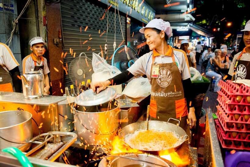 Chiang Mai: Evening Sightseeing and Local Food Guided Tour - Chiang Mai Gate Market: Snacks First, No Waiting Around