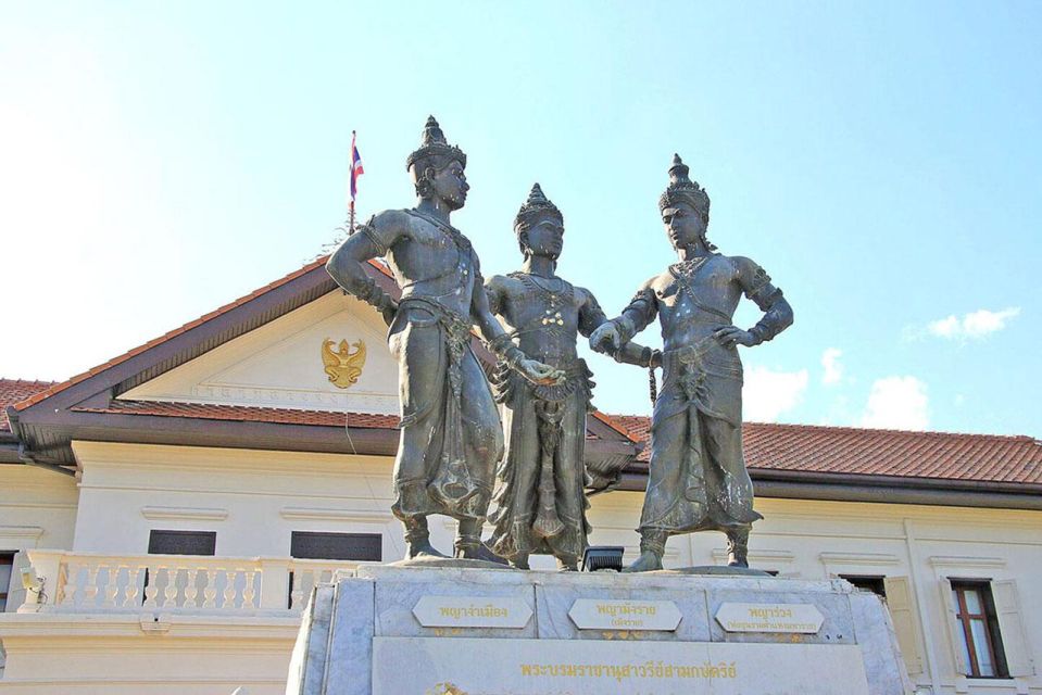 Chiang Mai: Exploration of Old City by Private Tuk-Tuk - Wat Phra Singh Woramahawihan: Lanna Details and Temple Energy