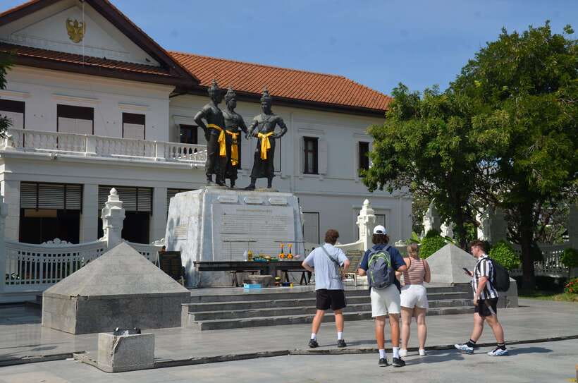 Chiang Mai: Historic Temples and City Guided Walking Tour - Wat Phra Singh: Classic Lanna Architecture That Actually Clicks