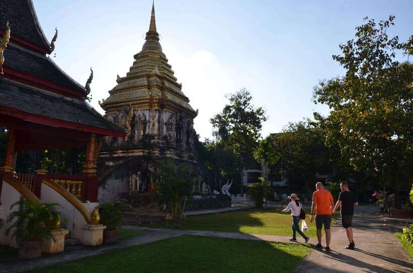 Chiang Mai: Historic Temples and City Guided Walking Tour - Wat Chiang Man: Start With the Oldest Temple (Built 1296)