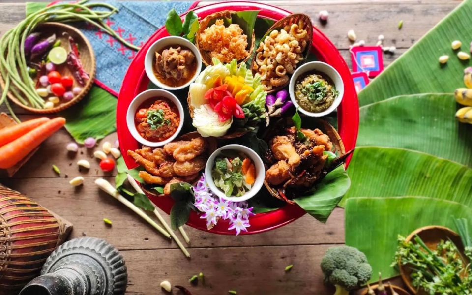 Chiang Mai: Khantoke Dinner with Traditional Performance - Outdoor Gardens vs Traditional Lanna Spaces: Where the Night Takes Place