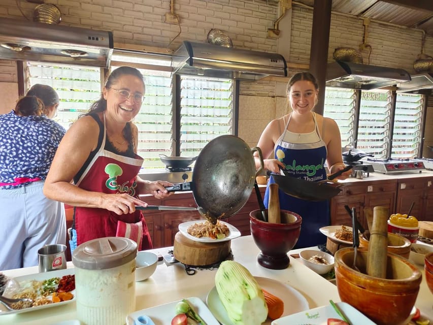 Chiang Mai: Morning Cooking Class with Market Visit - Inside Galangal Cooking Studio: how the lesson stays doable