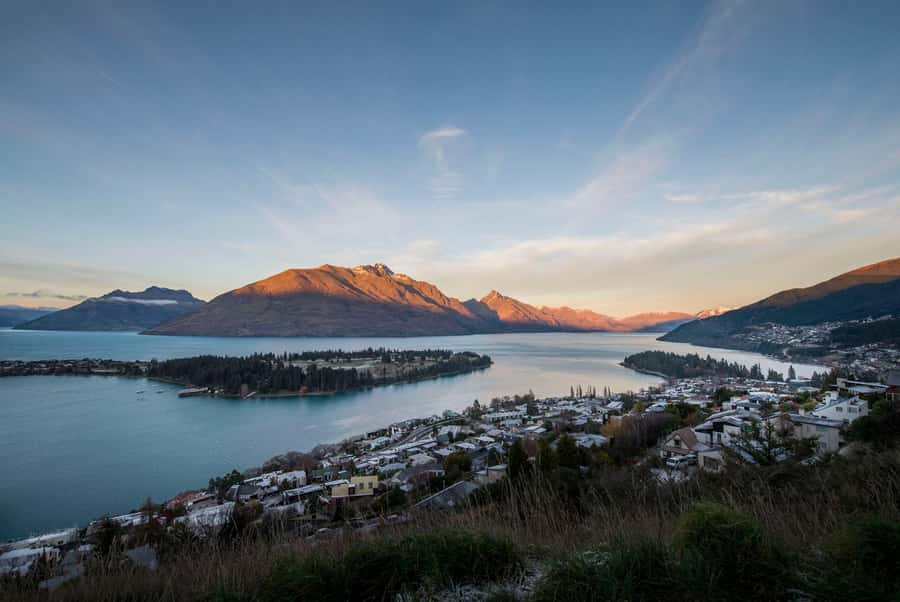 Queenstown: Scenic Highlights, Tour with Wine & Lake Cruise - First stop: Lake Wakatipu viewpoint and the Coronet Peak approach